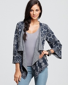 Boasting a trend-perfect Southwestern-inspired print, this perfectly drapey ALTERNATIVE cardigan will undoubtedly spice up your fall portfolio.