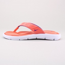 Perfect for any warm-weather day, the Nike Comfort Women's Thong offers your foot the cushioning it deserves.