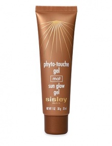 Skin-illuminating gel for a radiant glow all year long. Glides on to your face to enhance your tan and give golden and copper highlights to your skin. Thanks to its reflective pigments and the silicone contained in its formulation, it melts into the skin to make it more luminous and golden. Fresh and easy to apply, this extremely fine-textured non greasy gel blends with skin for a natural-looking, translucent, uniform complexion. Skin-illuminating gel for a radiant glow all year long. Glides on to your face to enhance your tan and give golden and copper highlights to your skin. Thanks to its reflective pigments and the silicone contained in its formulation, it melts into the skin to make it more luminous and golden. Fresh and easy to apply, this extremely fine-textured non greasy gel blends with skin for a natural-looking, translucent, uniform complexion.