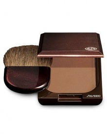 An oil-free bronzing powder that provides an all-day, air-brushed finish. Creates a natural, radiant sun-kissed look. Formulated with Soft Airy Powder for a perfectly even, natural finish. An oil-free bronzing powder that provides an all-day, air-brushed finish. Creates a natural, radiant sun-kissed look. Formulated with Soft Airy Powder for a perfectly even, natural finish.