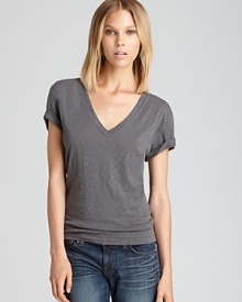 This rag & bone/JEAN v-neck tee boasts laid-back weekend style.