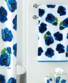 Your bath, in bloom. Taking inspiration from American artist Vera Neumann's classic silk scarves, the Poppies bath towel features a bold, modern poppy design in refreshing shades of blue. Finished with blue piping along the edges.