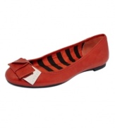 Round out a polished look with the easiness of the Ganila flats by GUESS. A simple profile gains leverage from sophisticated bow and metal plate trimmings.