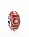 A concentric circular pattern adds decorative depth to this murano glass charm. Logo-engraved sterling silver trim displays the PANDORA signature.