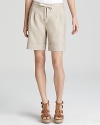 Rendered in breezy linen, these Lafayette 148 New York shorts send your style to a vacation state of mind.