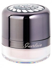 This travel-ready compact contains a silky-soft loose powder version of the iconic Meteorites Pearls that provides a glowing, translucent finish. It helps erase shine, leaving a matte texture to the skin, while concealing imperfections. This travel-ready compact contains a silky-soft loose powder version of the iconic Meteorites Pearls that provides a glowing, translucent finish. It helps erase shine, leaving a matte texture to the skin, while concealing imperfections.