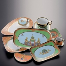 Once again, one of the very successful Gianni Versace patterns taken from the historical archives - gives life to a dinner set that is in perfect harmony with the new fusion philosophy of food. An incredible travel journey through the beautiful atmosphere of a magic landscape with birds of paradise. Once again, one of the very successful Gianni Versace patterns taken from the historical archives - gives life to a dinner set that is in perfect harmony with the new fusion philosophy of food. An incredible travel journey through the beautiful atmosphere of a magic landscape with birds of paradise.