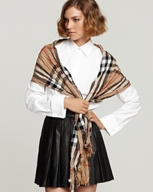 A classic Burberry look a modern twist: wrap yourself in the large proportions of this soft, crinkle-fabric check scarf and transform your look in an instant.