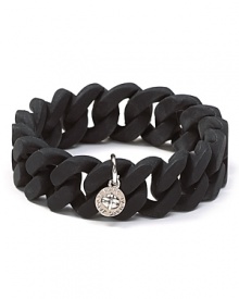 Give your accessory collection an industrial overhaul with MARC BY MARC JACOBS' rubber turnlock bracelet. In a vivid shade, the logo-stamped style enlivens daily looks with ease.