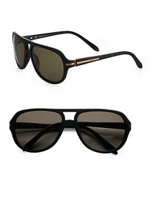 A modern rendition of a classic style crafted in lightweight plastic with logo temple detail. Available in matte charcoal frames with brown lenses.Plastic100% UV ProtectionMade in Italy
