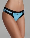 This Wide Side thong features contrasting lace trim with bow detail.