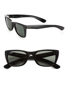 An iconic frame, featuring stud detail and logo temples, crafted in lightweight plastic. Available in black frames with crystal green lenses.Plastic100% UV ProtectionMade in Italy An iconic frame, featuring stud detail and logo temples, crafted in lightweight plastic. Available in black frames with crystal green lenses.Plastic100% UV ProtectionMade in Italy