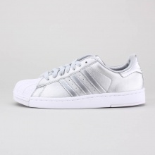 By the mid-70s, three-quarters of the NBA were tearing down the court in Superstar shoes. This kids' version of the adidas Superstar 2 basketball shoe rocks a classic varsity look with upgraded materials and a new sockliner design for a comfier stride. By the mid-70s, three-quarters of the NBA were tearing down the court in Superstar shoes. This kids' version of the adidas Superstar 2 basketball shoe rocks a classic varsity look with upgraded materials and a new sockliner design for a comfier stride.