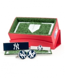 Take your team spirit to work with the sleek polish of this New York Yankees cufflinks, money clip and tie bar set - the perfect gift for the baseball fanatic.