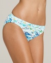 A lively beach scene plays out on this Lilly Pulitzer bikini bottom, crafted in a class hipster silhouette.