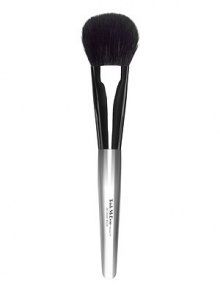Blush brush delivers a gentle blush look and has tapered sides ensuring mistake proof application. Blush brush delivers a gentle blush look and has tapered sides ensuring mistake proof application.