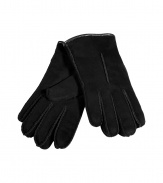 Perfect for sleek city winters, UGG Australias black sheepskin gloves are an easy way to stay warm in style - Twinface sheepskin, single gauge point - Wear with tailored outerwear and matching leather accessories