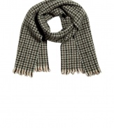 Wrap yourself up in style with this classic houndstooth print scarf from Ermanno Scervino - All-over print, frayed edges - Style with a cashmere pullover, chinos, and a modernized parka