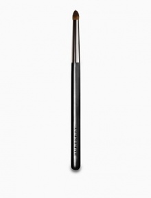 Burberry Eye Brush No.10 is a short-bristled brush made of ultrasoft squirrel hair. Its pointed shape can precisely add eyeshadow to the lash line and corner and softly bring the color below the eye. Used by Burberry Beauty makeup artists to create a bold, dramatic eye look. 