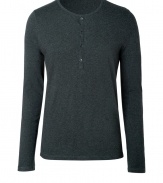 An essential basic in super soft cotton, Majestics cotton henley is a must for your layered looks - Rounded neckline, button closures, long sleeves - Classic straight fit - Pair with cargo shorts and flip flops, or with flannel shirts, slim fit trousers and boots