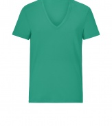 With a cool cut in soft cotton, Closeds V-neck tee is a modern take on this must-have essential style - V-neckline, short sleeves - Slim fit - Wear with a pullover, jeans and lace-ups