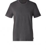 Stylish T-shirt in fine dark grey cotton - A classic must from hip L.A. label James Perse - Extremely comfortable, machine washable material - Crew neck and short sleeves - Slimmer, straight silhouette and longer cut - Perfect, super-versatile basic for every day - Wear solo, under a sweater or blazer - Styling: pairs with jeans in all washes, chinos or corduroy pants