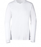 Stylish long sleeve shirt in white cotton - by L.A. hip label James Perse - extra pleasant machine wash material - casual crew neck with slightly broader trim - slim cut, nice and long - genius every day basic, versatile use - nice and soft, casual and comfortable - wear under a sweater, sports jacket or solo - styling: pairs with jeans in all washes, chinos or shorts