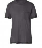 Stylish T-shirt made ​.​.in fine dark grey cotton - A classic must from hip L.A. label James Perse - Extremely comfortable and high quality material, machine washable - Casual, slightly wider embroidered crew neck - Slimmer, longer cut with short sleeves - Decorative chest pocket detail -A perfect everyday basic to be worn solo, or under a pullover or blazer - Goes with jeans in all washes, chinos or shorts
