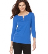 Inspired by the classic henley tee, this petite Jones New York Signature look gets revamped with a notched scoop neckline and single button closure. Try it with jeans or trousers for weekend style.