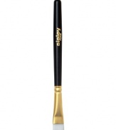 Used wet or dry, this brush helps define the eye-line with eye shadow. Soft, synthetic bristles are specifically designed to glide across the lid, allowing you to easily intensify your eyes, without smudging colours. 