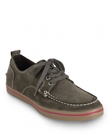 A distressed look in burnished suede, accented with shiny nickel eyelets, rubber sidewall foxing and concealed Nike Air™ Technology for cushion and support. A distressed look in burnished suede, accented with shiny nickel eyelets, rubber sidewall foxing and concealed Nike Air™ Technology for cushion and support.