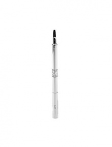 Go behind the scenes backstage at the biggest fashion shows and you'll find makeup artists using Dior's professional quality brushes. For face, eyes, lips and cheeks, these brushes are perfect for flawless, even blending. Go behind the scenes backstage at the biggest fashion shows and you'll find makeup artists using Dior's professional quality brushes. For face, eyes, lips and cheeks, these brushes are perfect for flawless, even blending.