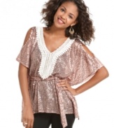 XOXO's easy-breezy top has a care-free fit that never goes out of style. Pair it with jeggings for a relaxed, fall ensemble.