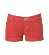 Stylish shorts in cayenne red stretch cotton - Elegant white contrast stitching - Classic jeans cut with a wide waistband, belt loops and pockets - Very short, narrow legs - Sexy killer for women with model legs - Fit: runs normal - Washing instructions: cold wash - With sharp gladiator booties and an oversized boyfriend pullover
