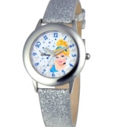 Don't be late or you'll turn into a pumpkin! Featuring iconic Disney character, Cinderella, this glittering watch flaunts a glitzy design.