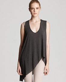 Channel of-the-moment edge in this forward tee from Helmut Lang featuring a relaxed silhouette and asymmetric hem. Channel of-the-moment edge in this forward tee from Helmut Lang featuring a relaxed silhouette and asymmetric hem.