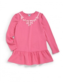 THE LOOKCrew necklinePull-over styleBow detailing along neckline Long, gathered tulip sleevesRuffled hemlineTHE MATERIAL95% cotton/5% spandexCARE & ORIGINMachine washImported THE LOOKCrew necklinePull-over styleBow detailing along neckline Long, gathered tulip sleevesRuffled hemlineTHE MATERIAL95% cotton/5% spandexCARE & ORIGINMachine washImported