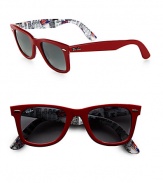 Classic acetate wayfarer shades feature a London street scene. Available in red with London print with crystal green lens.Logo temples100% UV protectionMade in Italy 