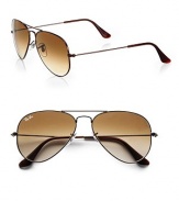 A perennial favorite with logo lens that flatters almost every face shape. Available in brown with crystal brown gradient lens.Metal templesUV400 lensMade in Italy 