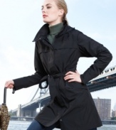 Complete with classic trench coat tailoring, The North Face's Stella Grace raincoat keeps you warm and dry in style.