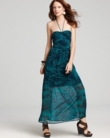 A nature-inspired print makes this Akiko maxi dress the perfect pick for tropical getaways.