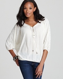 Boasting a billowy silhouette, this GUESS top dresses up your favorite jeans with laid-back elegance.