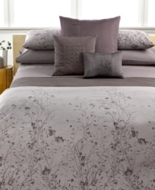 A floral escape! These Calvin Klein Jardin pillowcases transform your bed into a garden of luxury with luxurious cotton percale fabric. A floral escape! These Calvin Klein Jardin pillowcases transform your bed into a garden of luxury with luxurious cotton percale fabric.