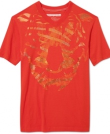 Step out in suave casual style with this appealing graphic t-shirt from Sean John.