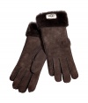 Detailed with exposed sheepskin cuffs, UGG Australias classic shearling gloves are a stylish choice for staying warm this winter - Logo tag on cuff - Wear with everything from tailored coats and cashmere caps to sporty parkas and weather boots