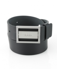 With a reversible style from black to brown, this Hugo Boss belt works with any palette. With a reversible style from black to brown, this Hugo Boss belt works with any palette.