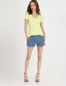 Light-on-your-legs denim shorts have a hook-and-eye closure, zip fly and four-pocket styling. THE FITRelaxed fitRise, about 5Inseam, about 3½THE DETAILSHook-and-eye closureZip flySide slash pocketsBack besom pocketsFully linedCottonDry cleanMade in USA of Italian fabricModel shown is 5'10 (177cm) wearing US size 4.