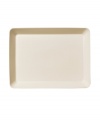 With a minimalist design and unparalleled durability, this platter from Iittala's collection of white dinnerware makes preparing and serving meals a cinch. Featuring a sleek, angled edge in timeless white porcelain by Kaj Franck for Iittala.