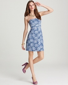 A cheerful starfish print patterns the sleek silhouette of this Vineyard Vines strapless dress. Complete the seafaring look with tanned skin and golden accessories.