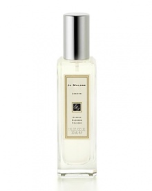 The scent of clementine leaves in the morning dew sparkles above a heart of orange blossom and water lily, transporting the wearer to a garden oasis. The scent of clementine leaves in the morning dew sparkles above a heart of orange blossom and water lily, transporting the wearer to a garden oasis.